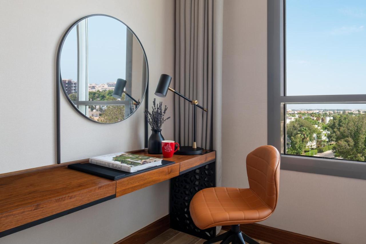 Swissotel Living Djedda Buitenkant foto A work desk in a hotel room