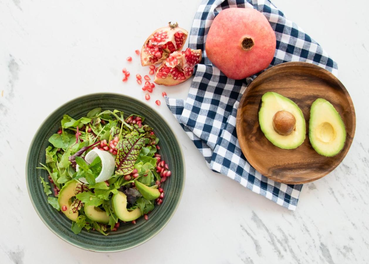 Swissotel Living Djedda Buitenkant foto A salad with pomegranate seeds