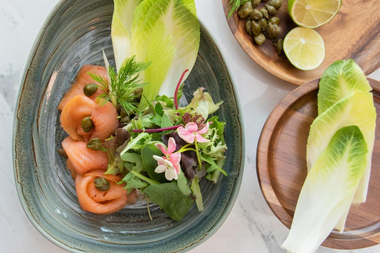 Swissotel Living Djedda Buitenkant foto A salad with smoked salmon