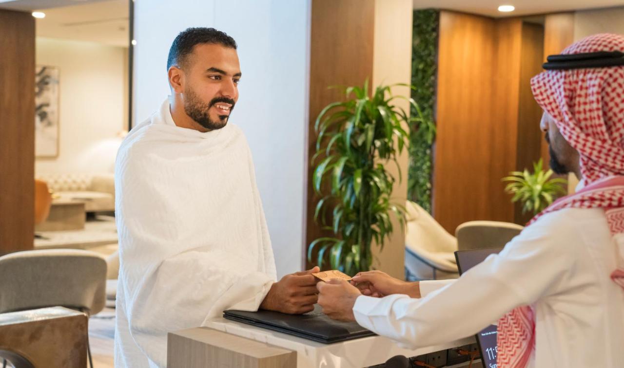Swissotel Living Djedda Buitenkant foto A hotel receptionist
