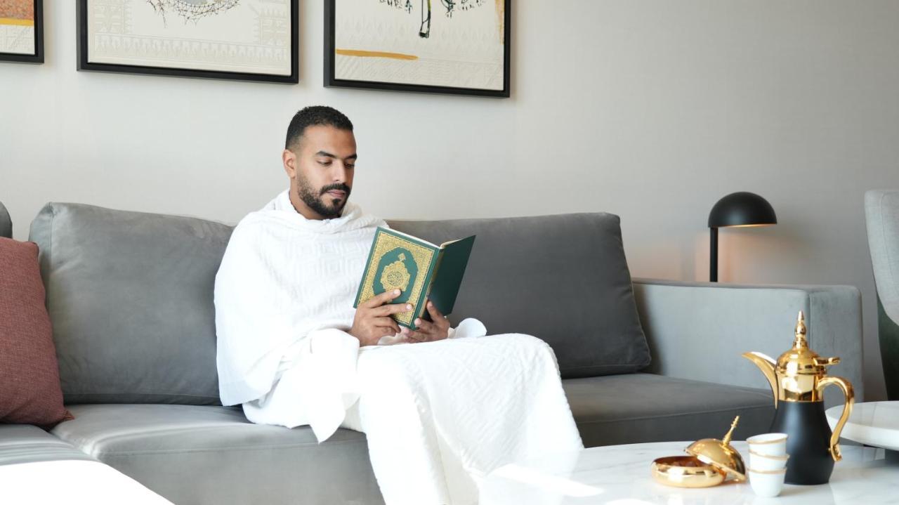 Swissotel Living Djedda Buitenkant foto A man wearing a thobe
