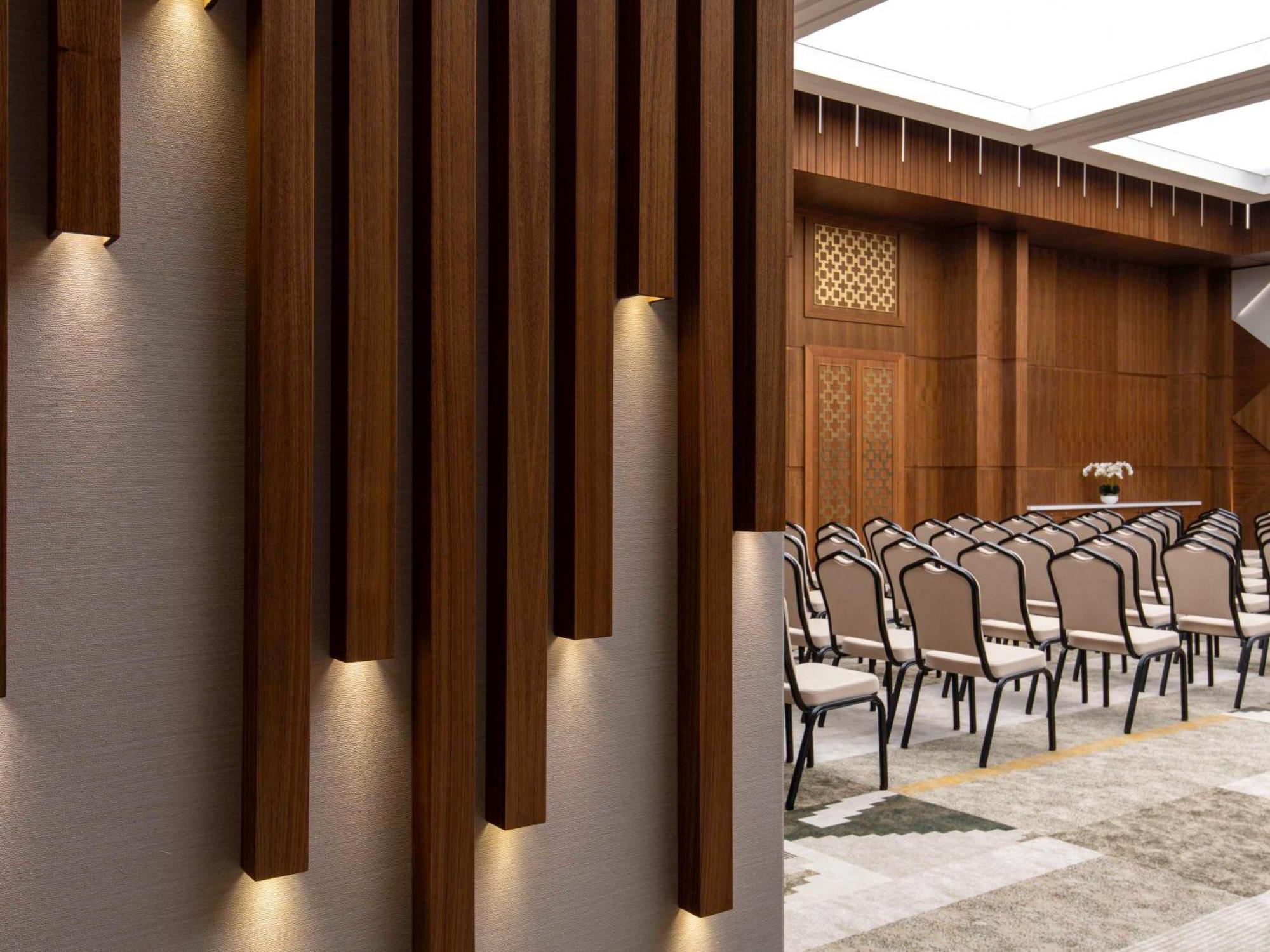 Swissotel Living Djedda Buitenkant foto The interior of the main conference hall