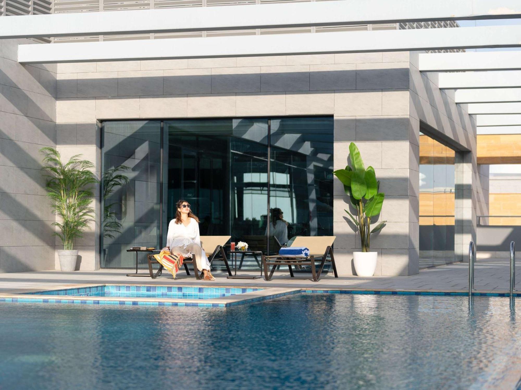 Swissotel Living Djedda Buitenkant foto The swimming pool at the hotel