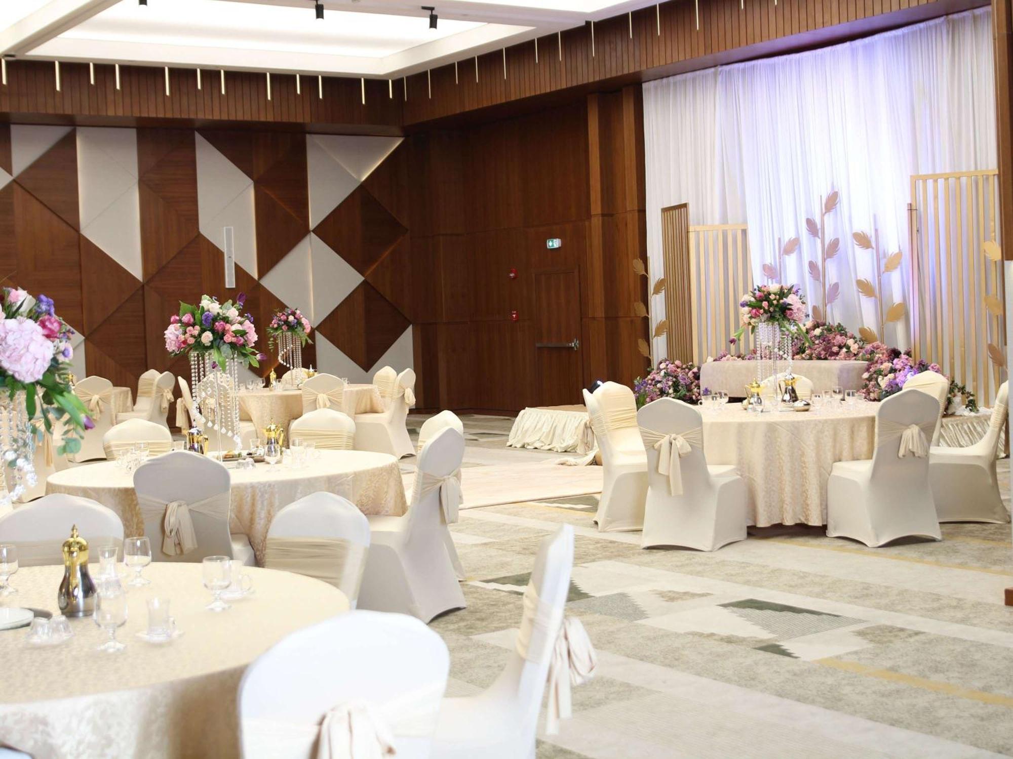 Swissotel Living Djedda Buitenkant foto A wedding reception at the Grand Ballroom
