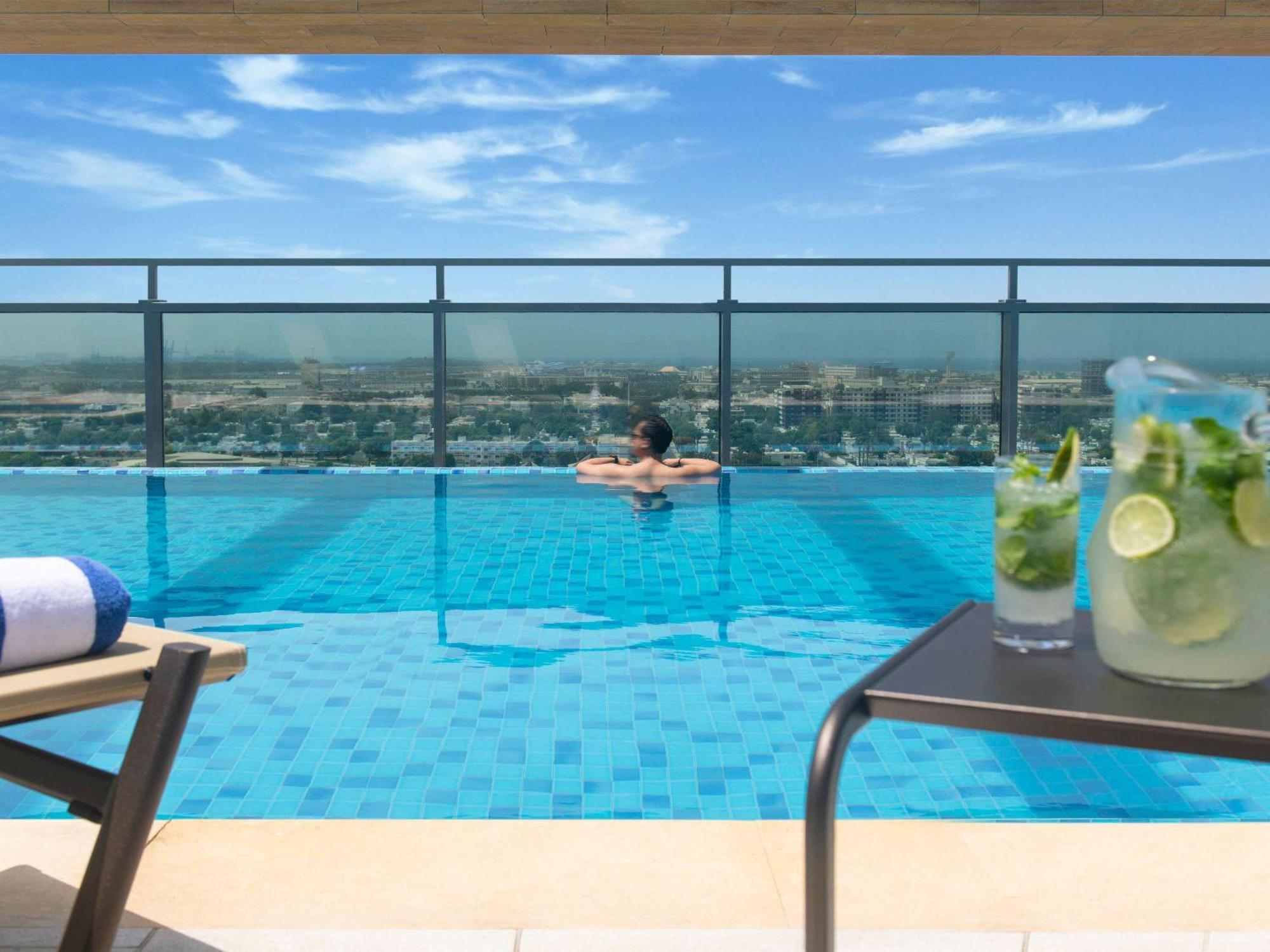 Swissotel Living Djedda Buitenkant foto The swimming pool at the hotel