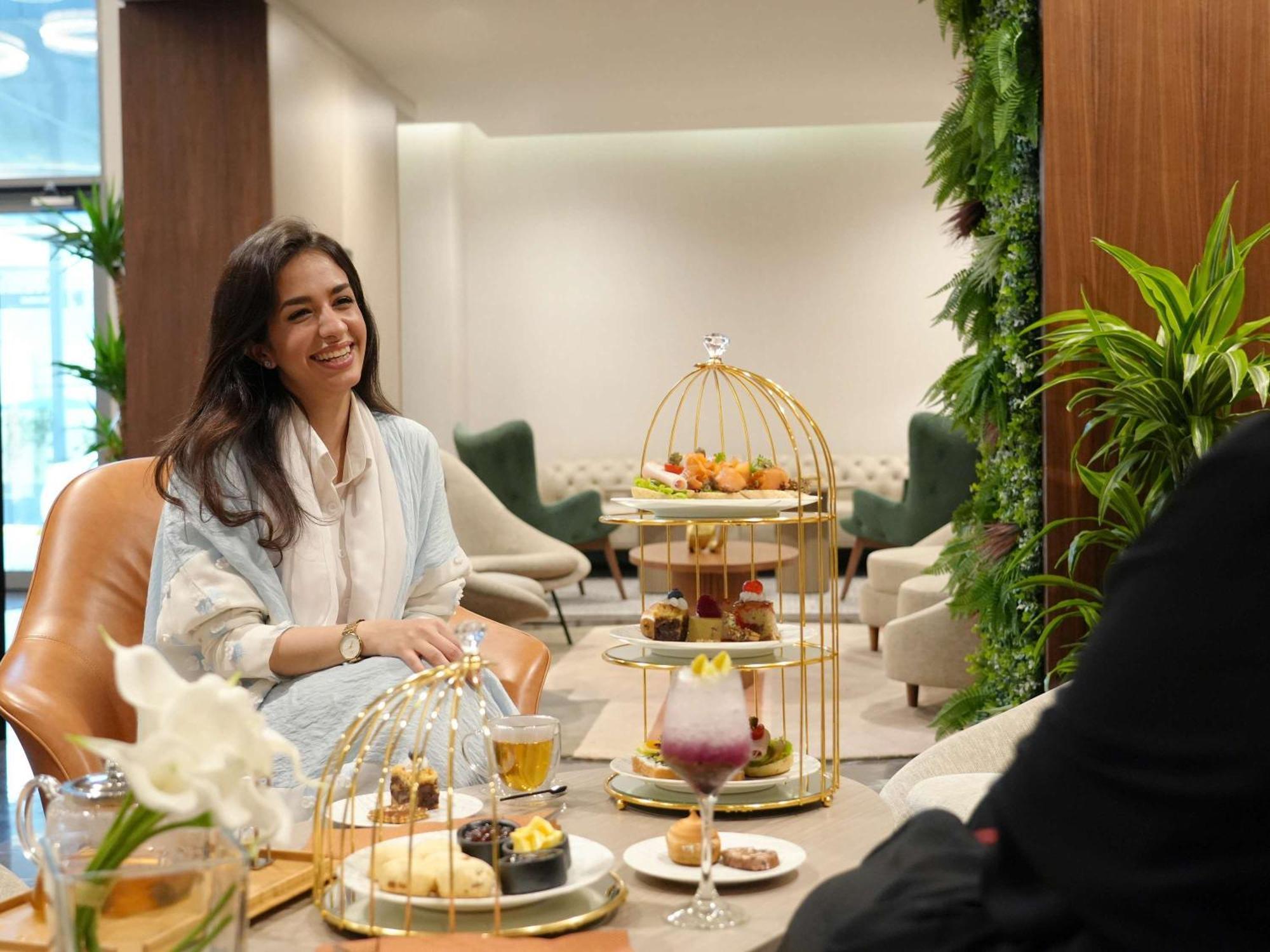 Swissotel Living Djedda Buitenkant foto The Lounge at the airport